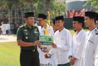 Dandim 0827/Sumenep Letkol Inf Yoyok Wahyudi, S.I.P.,M.Han saat memberikan reward kepada peserta juara lomba MQK