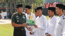 Dandim 0827/Sumenep Letkol Inf Yoyok Wahyudi, S.I.P.,M.Han saat memberikan reward kepada peserta juara lomba MQK