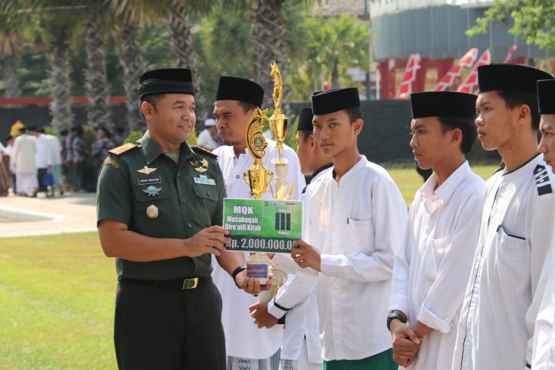 Dandim 0827/Sumenep Letkol Inf Yoyok Wahyudi, S.I.P.,M.Han saat memberikan reward kepada peserta juara lomba MQK