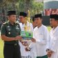 Dandim 0827/Sumenep Letkol Inf Yoyok Wahyudi, S.I.P.,M.Han saat memberikan reward kepada peserta juara lomba MQK