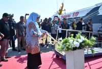 Plt Bupati Sumenep Dewi Khalifah saat meresmikan Kapal Cepat Express Bahari 8B untuk beroperasi dengan rute baru, Minggu (13/10/2024). (TrendiKabar.com)