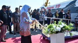 Plt Bupati Sumenep Dewi Khalifah saat meresmikan Kapal Cepat Express Bahari 8B untuk beroperasi dengan rute baru, Minggu (13/10/2024). (TrendiKabar.com)