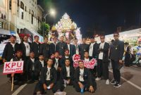 Perwakilan 50 orang dari PPK perwakilan Panitia Pemilihan Kecamatan (PPK) yang ada di 27 kecamatan di Sumenep dan hadir juga Musik Tong - Tong Gong Mania (Belakang).
