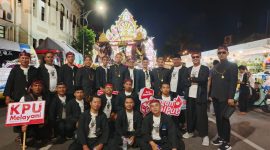 Perwakilan 50 orang dari PPK perwakilan Panitia Pemilihan Kecamatan (PPK) yang ada di 27 kecamatan di Sumenep dan hadir juga Musik Tong - Tong Gong Mania (Belakang). 
