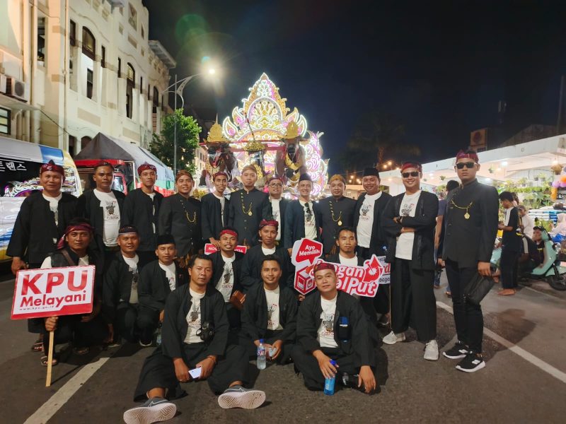 Perwakilan 50 orang dari PPK perwakilan Panitia Pemilihan Kecamatan (PPK) yang ada di 27 kecamatan di Sumenep dan hadir juga Musik Tong - Tong Gong Mania (Belakang).