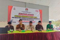 Ubaidillah, S. P. (Pegang MIC) selaku anggota PPK Kecamatan Batang-batang Divisi Sosialisasi, Pendidikan Pemilih, Partisipasi Masyarakat, dan Sumber Daya Manusia (SDM)