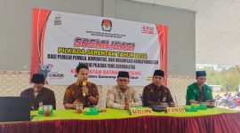 Ubaidillah, S. P. (Pegang MIC) selaku anggota PPK Kecamatan Batang-batang Divisi Sosialisasi, Pendidikan Pemilih, Partisipasi Masyarakat, dan Sumber Daya Manusia (SDM)