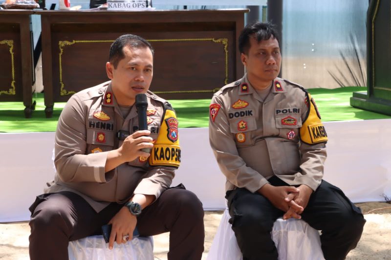 Kapolres Sumenep AKBP Henri Noveri Santoso, S.H.,S.I.K.,M.M., (Pegang MIC) Dan Kabag Ops Polres Sumenep Kompol Dodik Wibowo, S.H., M.H 