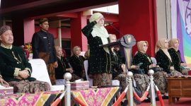 Plt. Bupati Sumenep Dewi Khalifah (Hormat) 