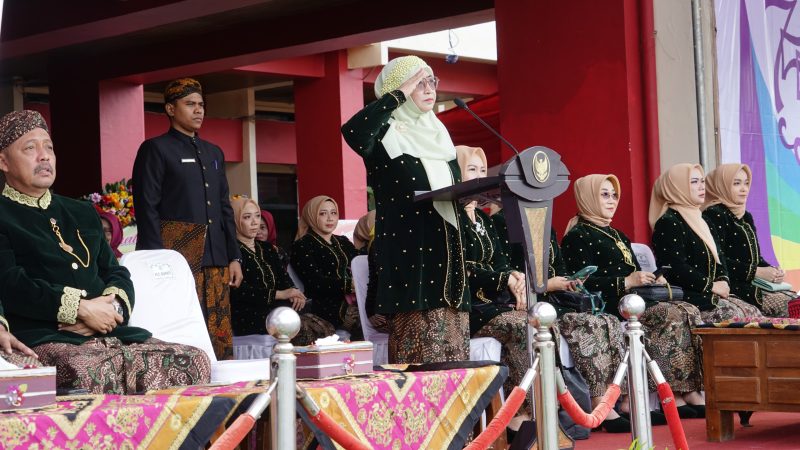 Plt. Bupati Sumenep Dewi Khalifah (Hormat)