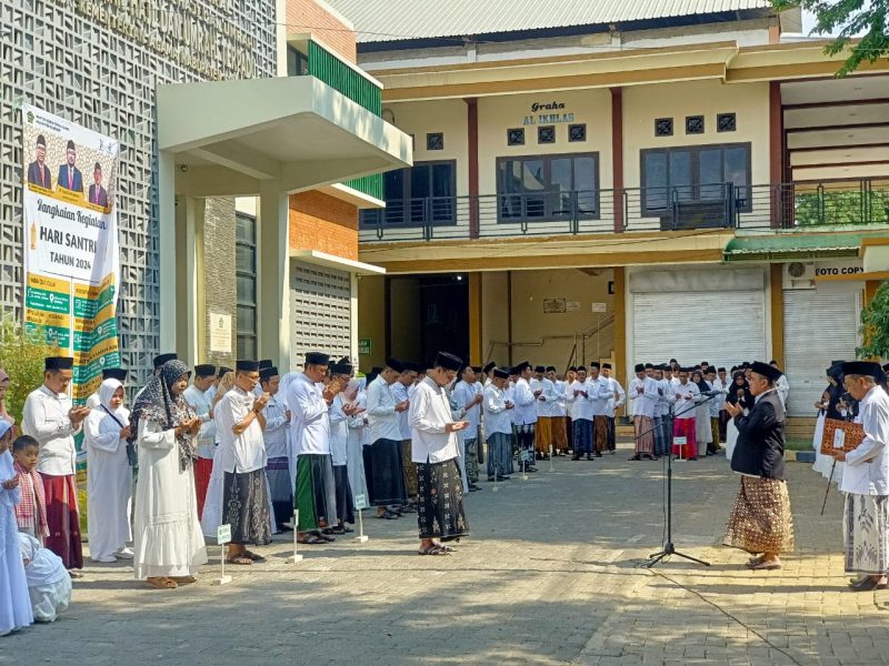 Kemenag Sumenep Gelar Apel Hari Santri Tahun 2024 di halaman Kantor Kemenag setempat, Selasa (22/10/2024).