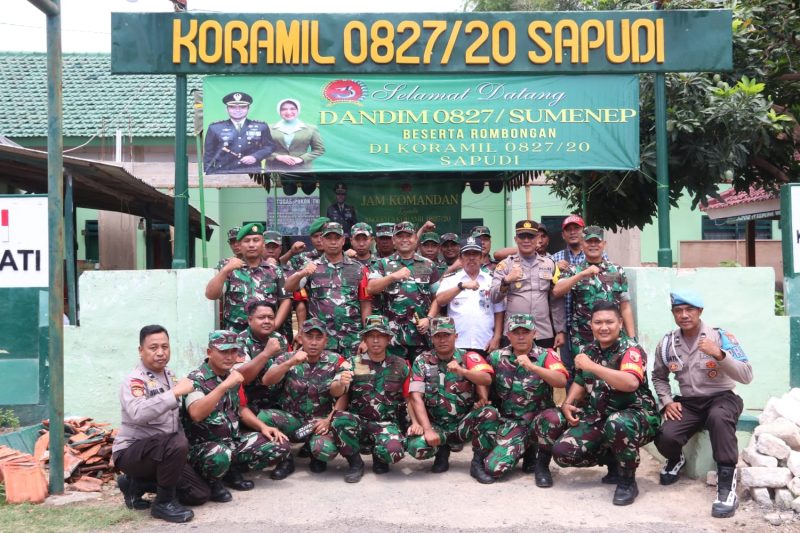 Foto : Komandan Kodim (Dandim) 0827/Sumenep Letkol Inf Yoyok Wahyudi, S.I.P.,M.Han (Tengah) melakukan kunjungan kerja ke koramil jajaran di kepulauan yaitu Koramil 0827/20 Sapudi.