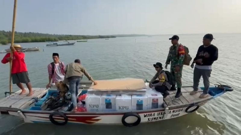 Foto : Babinsa Koramil 0827/18 Kangean Praka Hendika Bersama Polsek Arjasa Dan Panwascam