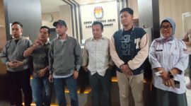 Foto : Ketua KPU Kabupaten Sumenep, Nurussyamsi (Topi Hitam) Saat Konferensi Pers