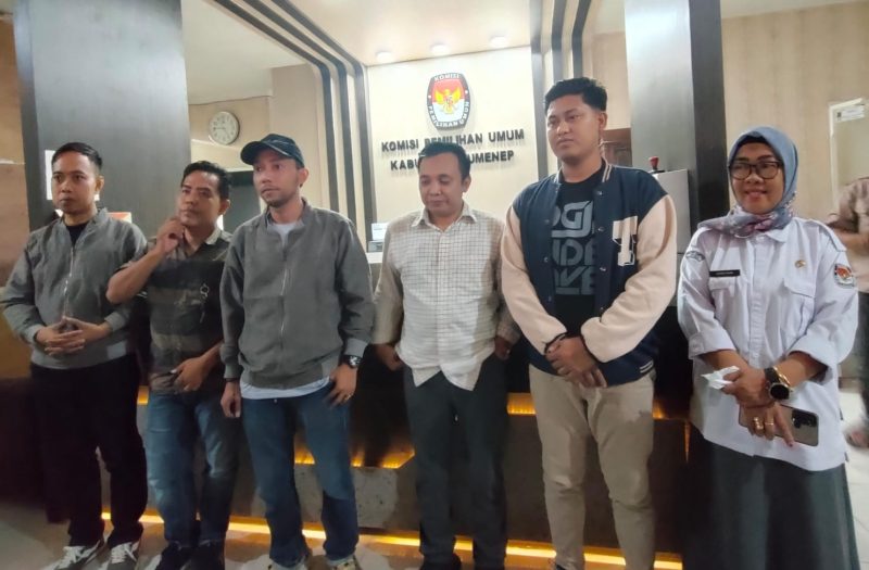 Foto : Ketua KPU Kabupaten Sumenep, Nurussyamsi (Topi Hitam) Saat Konferensi Pers