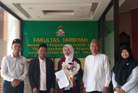 Foto : Imroatut Toyibah (Tengah) Mahasiswi PAI IAIN MADURA Yang Berprestasi