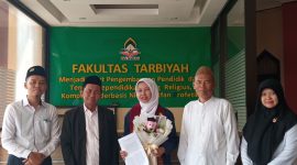 Foto : Imroatut Toyibah (Tengah) Mahasiswi PAI IAIN MADURA Yang Berprestasi