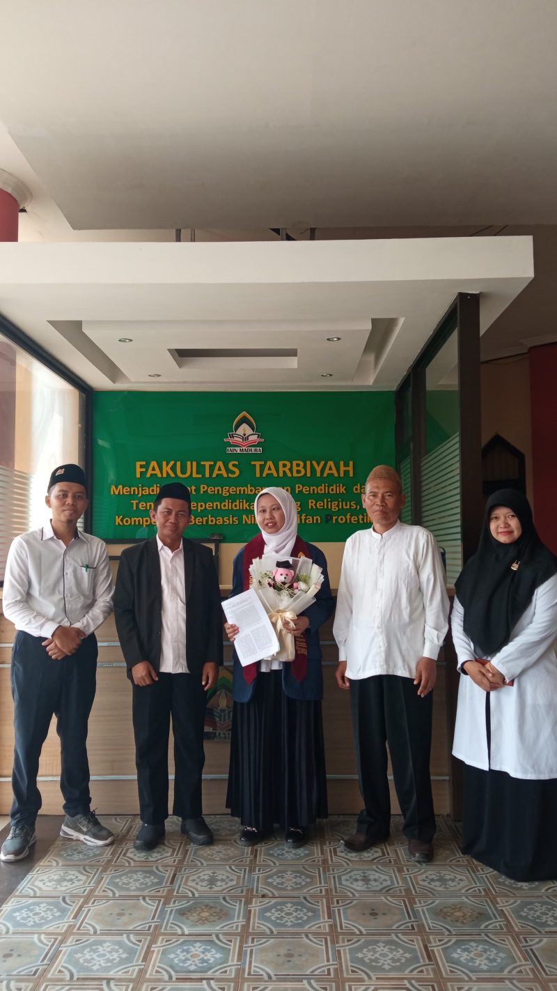 Foto : Imroatut Toyibah (Tengah) Mahasiswi PAI IAIN MADURA Yang Berprestasi