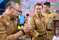 Foto : Sekretaris Daerah Kabupaten (Sekdakab) Sumenep, Edy Rasiyadi (tengah) saat di lokasi acara pasar murah