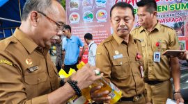 Foto : Sekretaris Daerah Kabupaten (Sekdakab) Sumenep, Edy Rasiyadi (tengah) saat di lokasi acara pasar murah