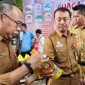 Foto : Sekretaris Daerah Kabupaten (Sekdakab) Sumenep, Edy Rasiyadi (tengah) saat di lokasi acara pasar murah