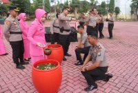 Foto : Upacara Korps Raport yang dilaksanakan, di Lapangan Tri Brata Mapolres setempat, Selasa (31/12/2024)