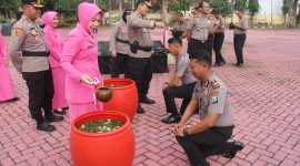 Foto : Upacara Korps Raport yang dilaksanakan, di Lapangan Tri Brata Mapolres setempat, Selasa (31/12/2024)