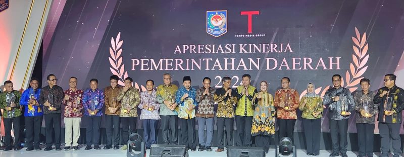 Foto : Surabaya Raih Juara Terbaik 1 Pelayanan Publik Fiskal Tertinggi dari Kemendagri RI