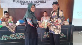 Foto : Kepala Puskesmas Gapura dr Suci Hernawati, M.Kes. dan Camat Gapura Imam Suhadi