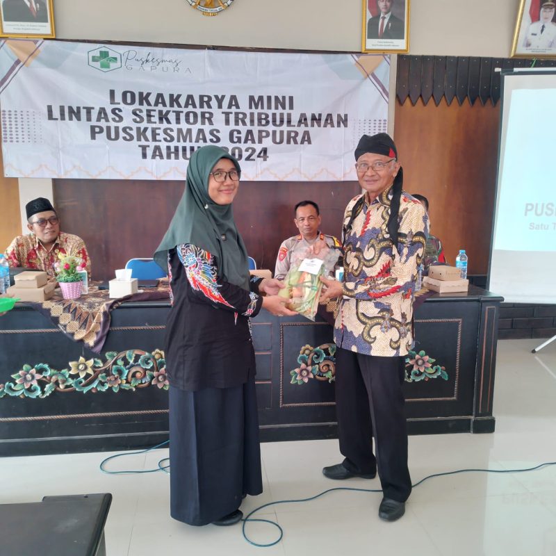 Foto : Kepala Puskesmas Gapura dr Suci Hernawati, M.Kes. dan Camat Gapura Imam Suhadi