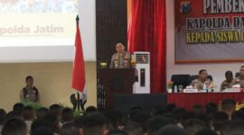 Foto : Wakapolda Jawa Timur, Brigjen Pol Dr. Pasma Royce, S.I.K, M.H saat memberikan Pengantar Tugas, kepada lebih kurang 900 Siswa Diktuk Bintara Polri Gelombang II Tahun 2024 di Sekolah Kepolisian Negara ( SPN) Polda Jawa Timur