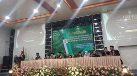 Foto : Dekan Fakultas Tarbiyah Prof. Dr . Siswanto, M.Pd.I (Podium) saat memberikan sambutan kepada Mahasiswa IAIN Madura Fakultas Tarbiyah yang di Yudisium
