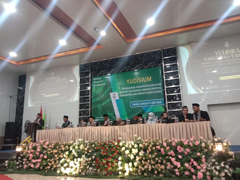 Foto : Dekan Fakultas Tarbiyah Prof. Dr . Siswanto, M.Pd.I (Podium) saat memberikan sambutan kepada Mahasiswa IAIN Madura Fakultas Tarbiyah yang di Yudisium