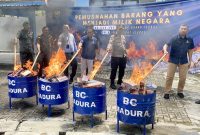 Foto : Bea Cukai Madura memusnahkan rokok ilegal dan minuman mengandung etil alkohol tanpa pita cukai yang bertempat di Aula KPPN Pamekasan