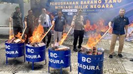 Foto : Bea Cukai Madura memusnahkan rokok ilegal dan minuman mengandung etil alkohol tanpa pita cukai yang bertempat di Aula KPPN Pamekasan