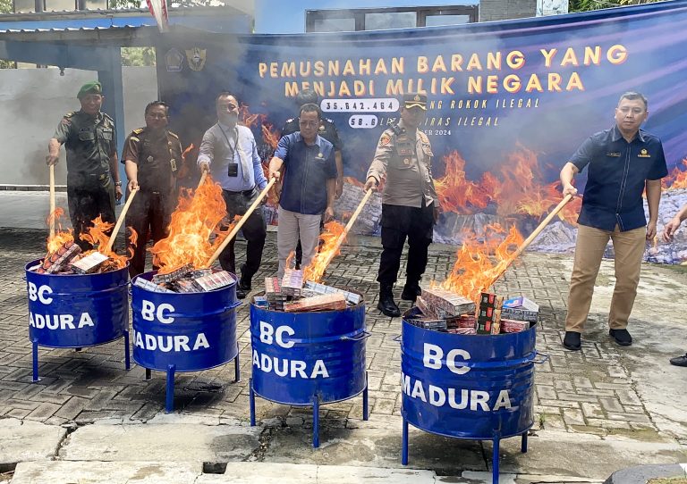Foto : Bea Cukai Madura memusnahkan rokok ilegal dan minuman mengandung etil alkohol tanpa pita cukai yang bertempat di Aula KPPN Pamekasan