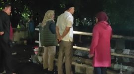 Foto : Wali Kota Surabaya Eri Cahyadi bermalam di kawasan Gunung Anyar, untuk memimpin langsung penanganan banjir.