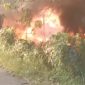 Foto : Lokasi kejadian gudang rongsokan terbakar di jalan raya Kapedi