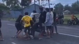 Foto : Terlihat sekelompok orang diduga geng motor aniaya pengendara