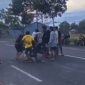 Foto : Terlihat sekelompok orang diduga geng motor aniaya pengendara