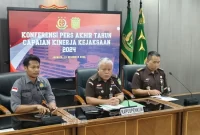 Foto : Kapuspenkum Kejagung Harli Siregar (tengah) di Kantor Kejagung, Jakarta, Selasa (31/12/2024). 