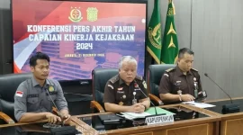 Foto : Kapuspenkum Kejagung Harli Siregar (tengah) di Kantor Kejagung, Jakarta, Selasa (31/12/2024). 