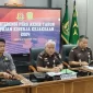Foto : Kapuspenkum Kejagung Harli Siregar (tengah) di Kantor Kejagung, Jakarta, Selasa (31/12/2024). 