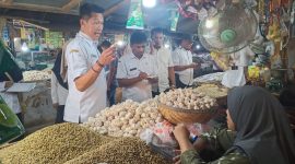 Kepala Bagian Perekonomian dan Sumber Daya Alam Sekretariat Daerah Kabupaten Sumenep Dadang Dedy Iskandar monitoring harga dan ketersediaan bahan kebutuhan pokok