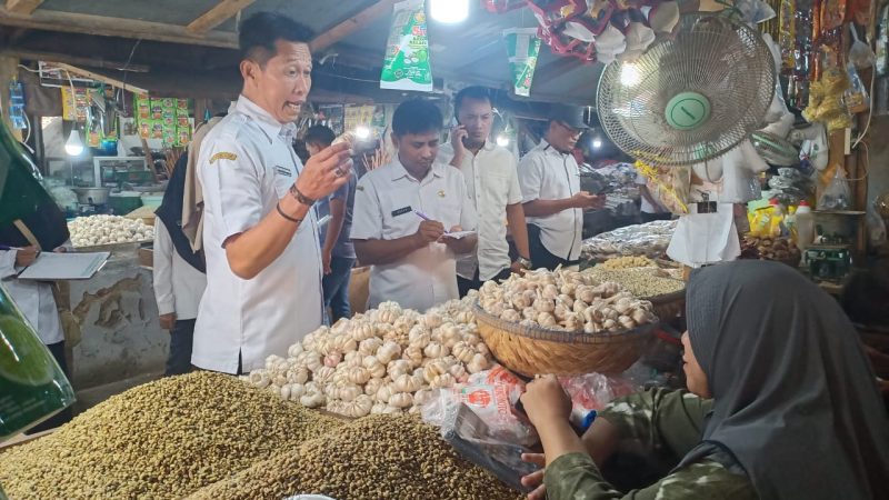 Kepala Bagian Perekonomian dan Sumber Daya Alam Sekretariat Daerah Kabupaten Sumenep Dadang Dedy Iskandar monitoring harga dan ketersediaan bahan kebutuhan pokok