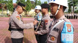 Foto : Wakapolres Sumenep Kompol Trie Sis Biantoro, S.Pd., S.I.K., M.H. saat melakukan pemberhentian tidak dengan hormat (PTDH) terhadap satu oknum polisi
