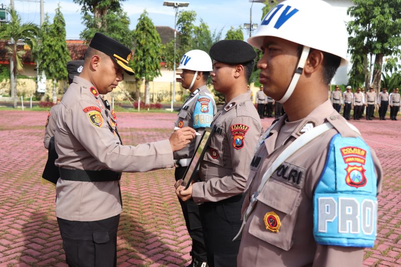 Foto : Wakapolres Sumenep Kompol Trie Sis Biantoro, S.Pd., S.I.K., M.H. saat melakukan pemberhentian tidak dengan hormat (PTDH) terhadap satu oknum polisi