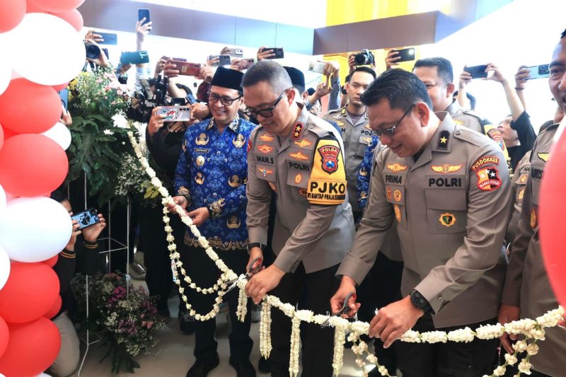 Foto : Kapolda Jawa Timur Irjen Pol Imam Sugianto meresmikan Gedung Rumah Sakit Bhayangkara Pamekasan