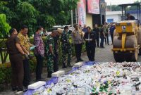 Foto : Kapolresta Sidoarjo bersama Forkopimda saat memusnahkan Barang Bukti.