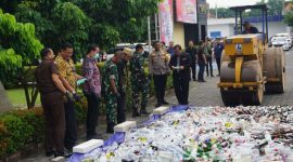 Foto : Kapolresta Sidoarjo bersama Forkopimda saat memusnahkan Barang Bukti. 